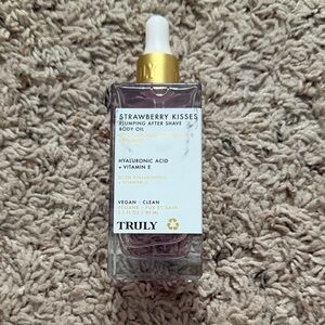 TRULY Strawberry Kisses Plumping Body Oil 3.1 fl oz